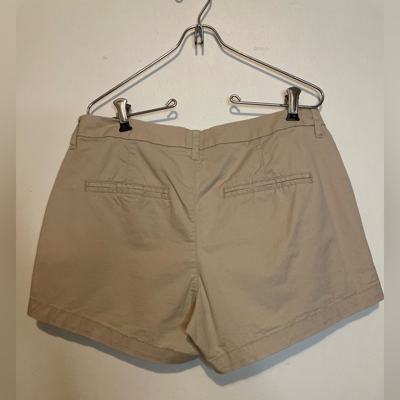 Women’s old navy khaki shorts size 8 - Picture 3 of 3